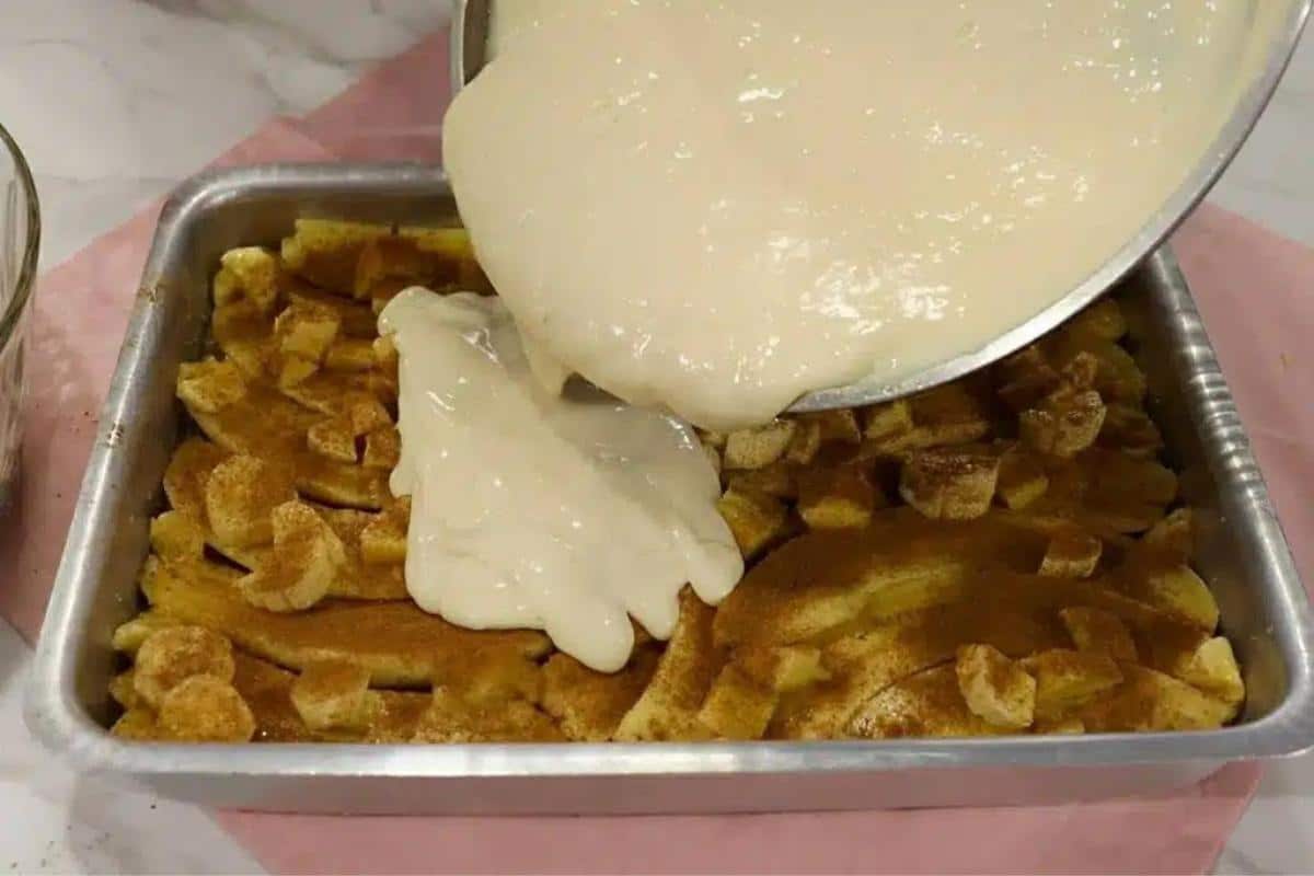 Torta de banana cremosa tão fácil que já sai recheada do forno