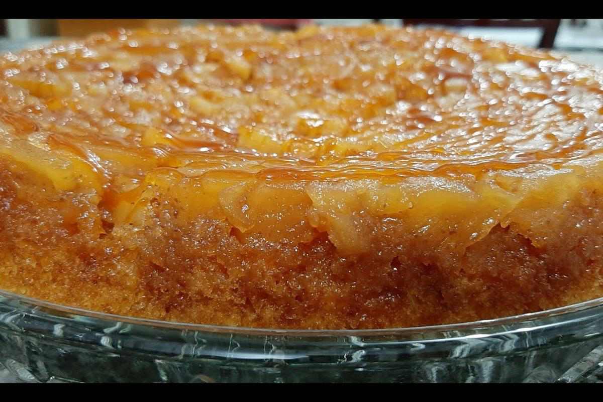 Torta de maçã caramelizada tão gostosa que é impossível comer um pedaço só