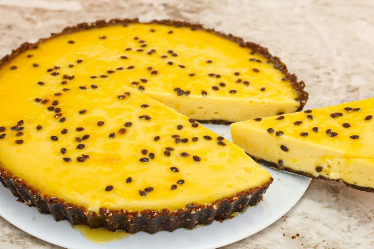 Torta de maracujá cremosa e refrescante feita com poucos ingredientes
