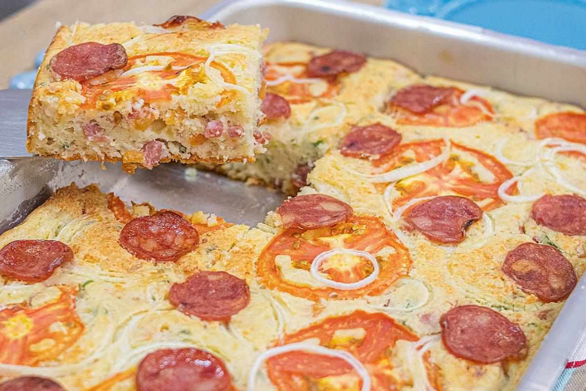 Torta salgada de calabresa deliciosa e bem macia para substituir seu jantar