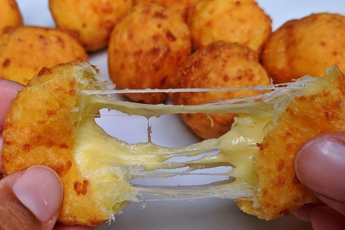 Bolinha de queijo com maisena. Já comeu? É muito simples de fazer e fica uma delícia!