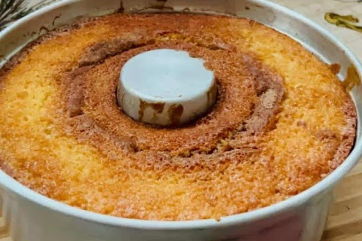 Esse bolo chama visita pelo cheiro assando no forno de tão gostoso que fica