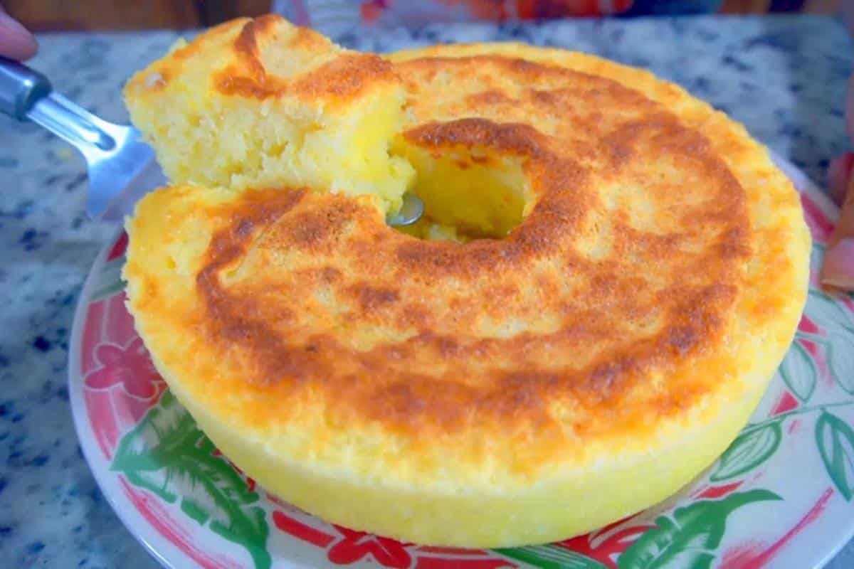 Bolo cremoso de coco seu café da manhã merece essa delícia servida na mesa