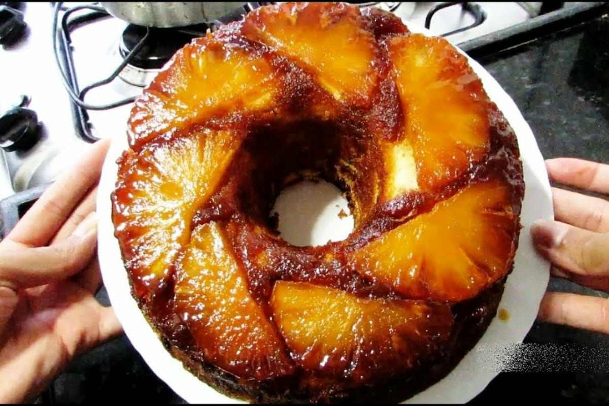 Bolo de abacaxi com pedaços da fruta que fica simplesmente irresistível