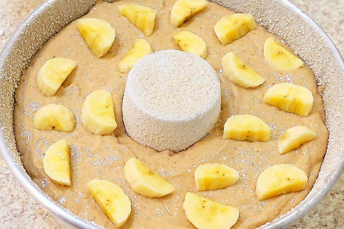 Bolo de banana sem açúcar para servir no lanche da tarde da sua família