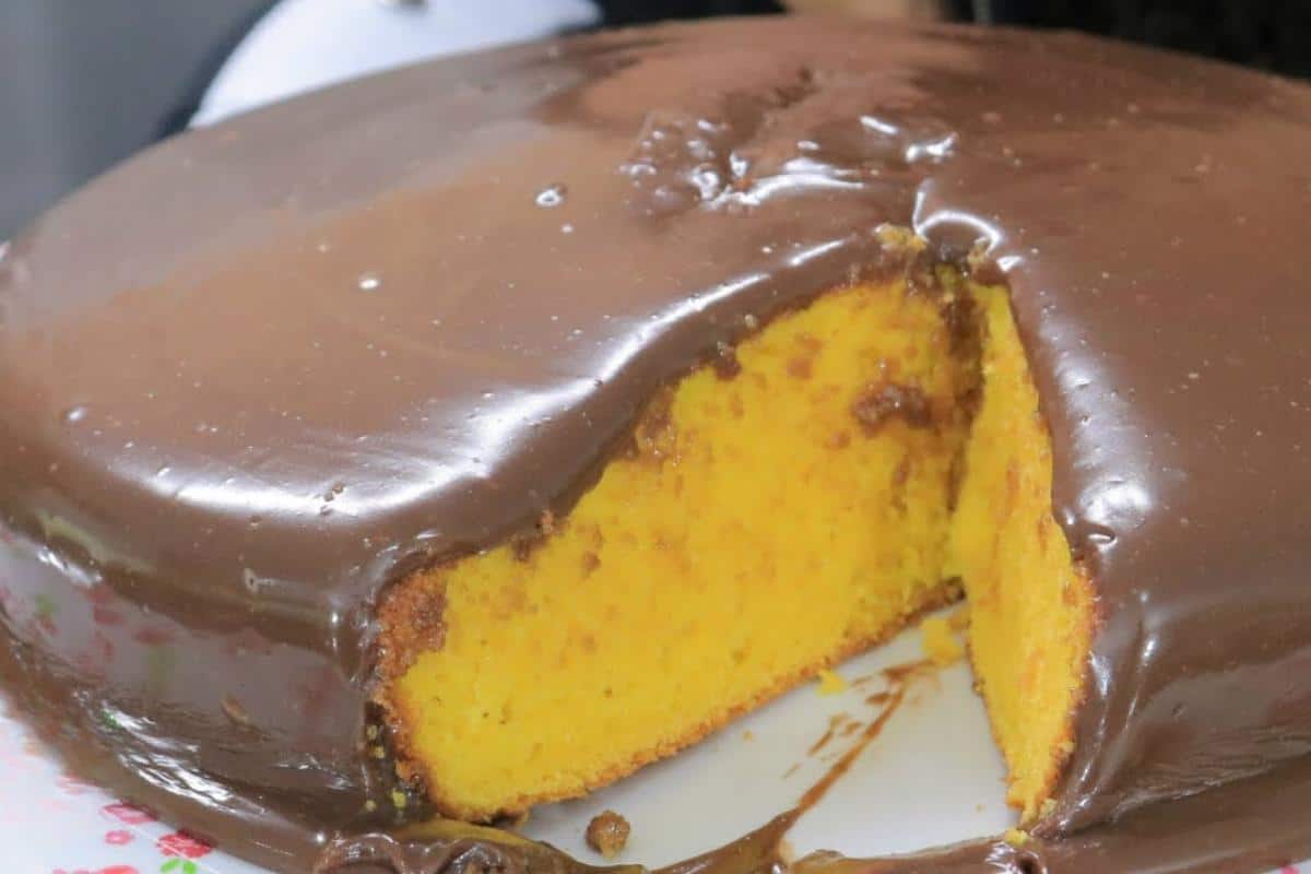Como fazer bolo de cenoura com cobertura de chocolate fofinho e molhadinho