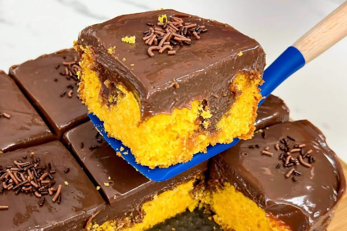 Bolo de cenoura sem trigo fica bem fofinho e essa cobertura é sensacional
