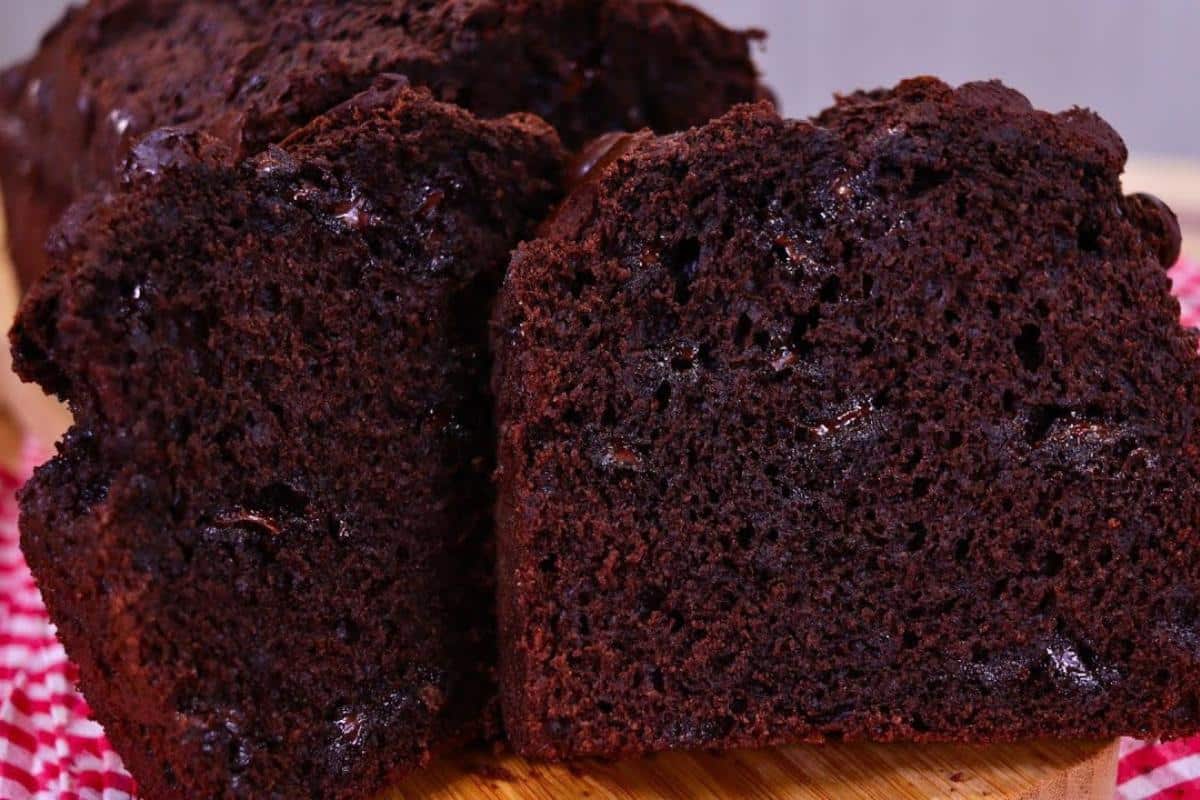 Receita de bolo de chocolate com banana que todo mundo vai amar no café