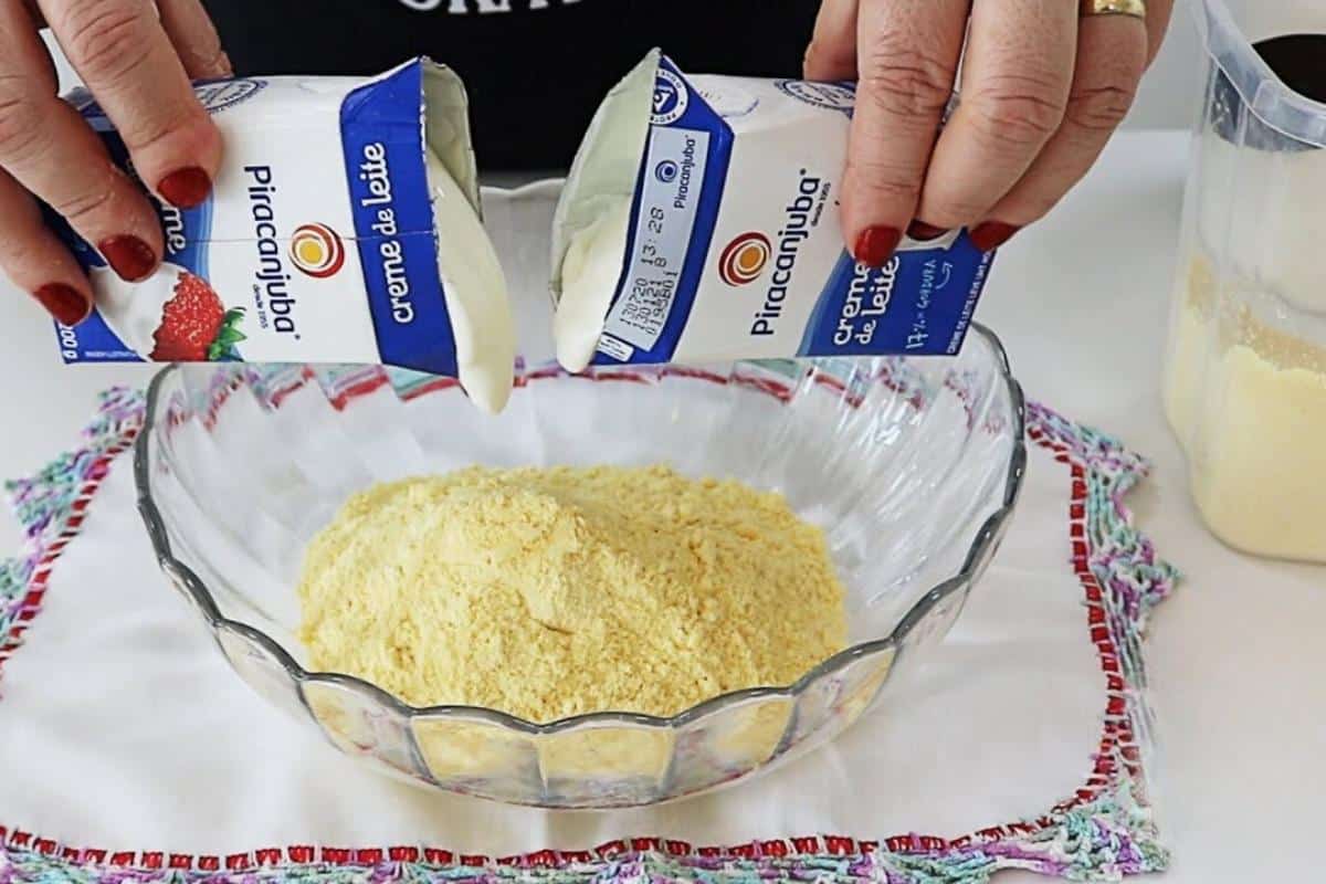 Bolo de fubá que minha mãe faz para o lanche da tarde é o melhor de todos