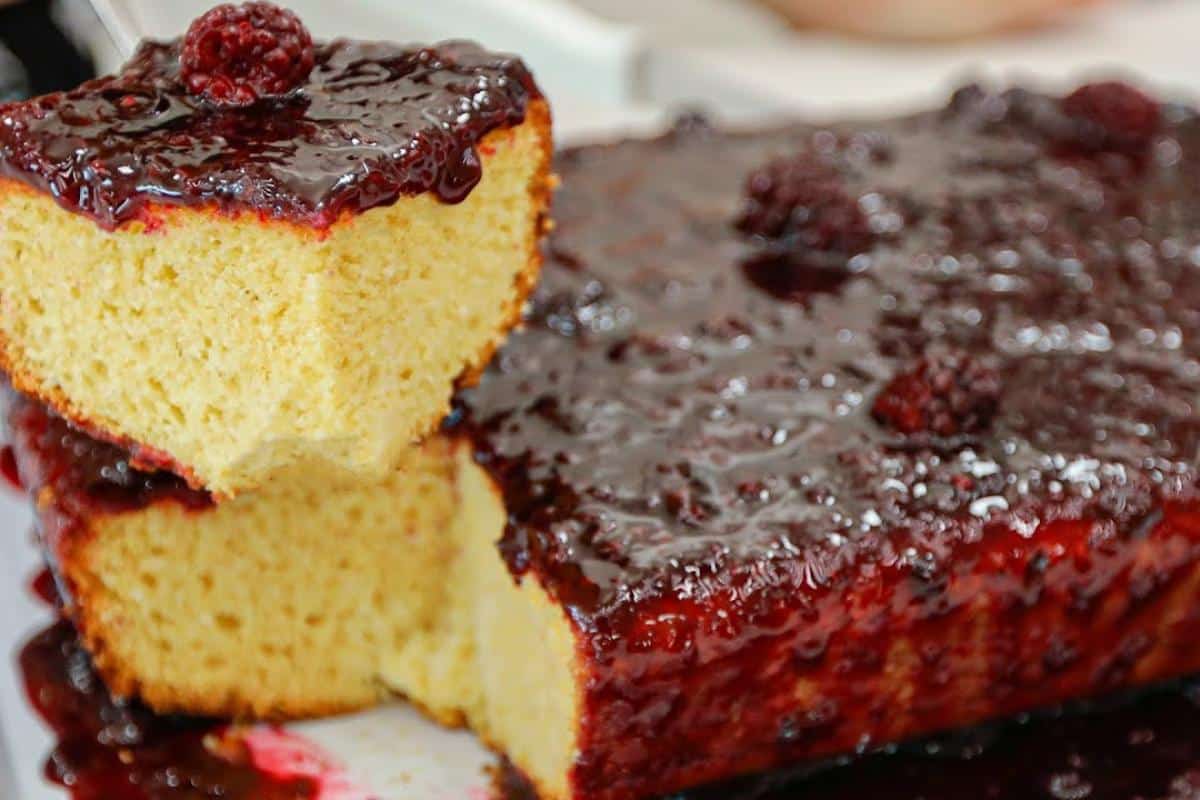 Como fazer bolo de fubá com cobertura fofinho e macio para a hora do lanche da tarde