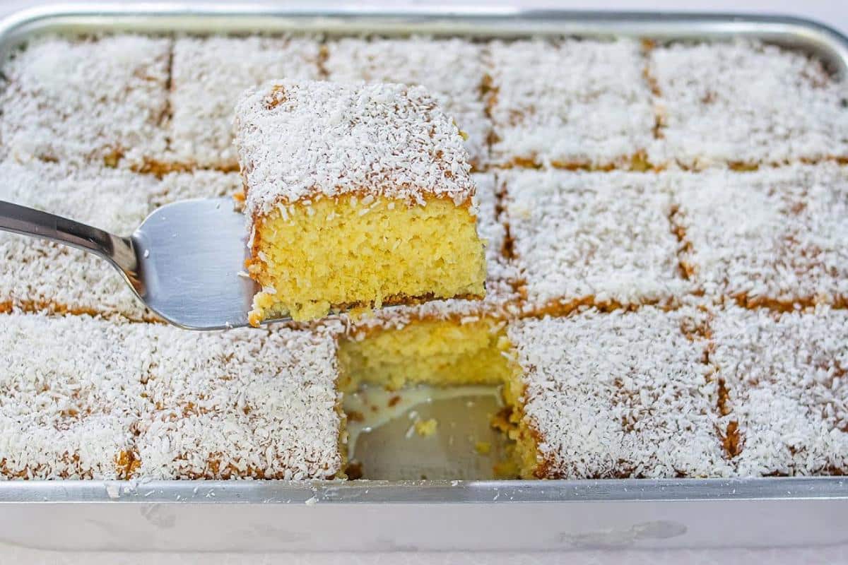 Bolo de fubá com coco da vovó que impossível comer um pedaço só