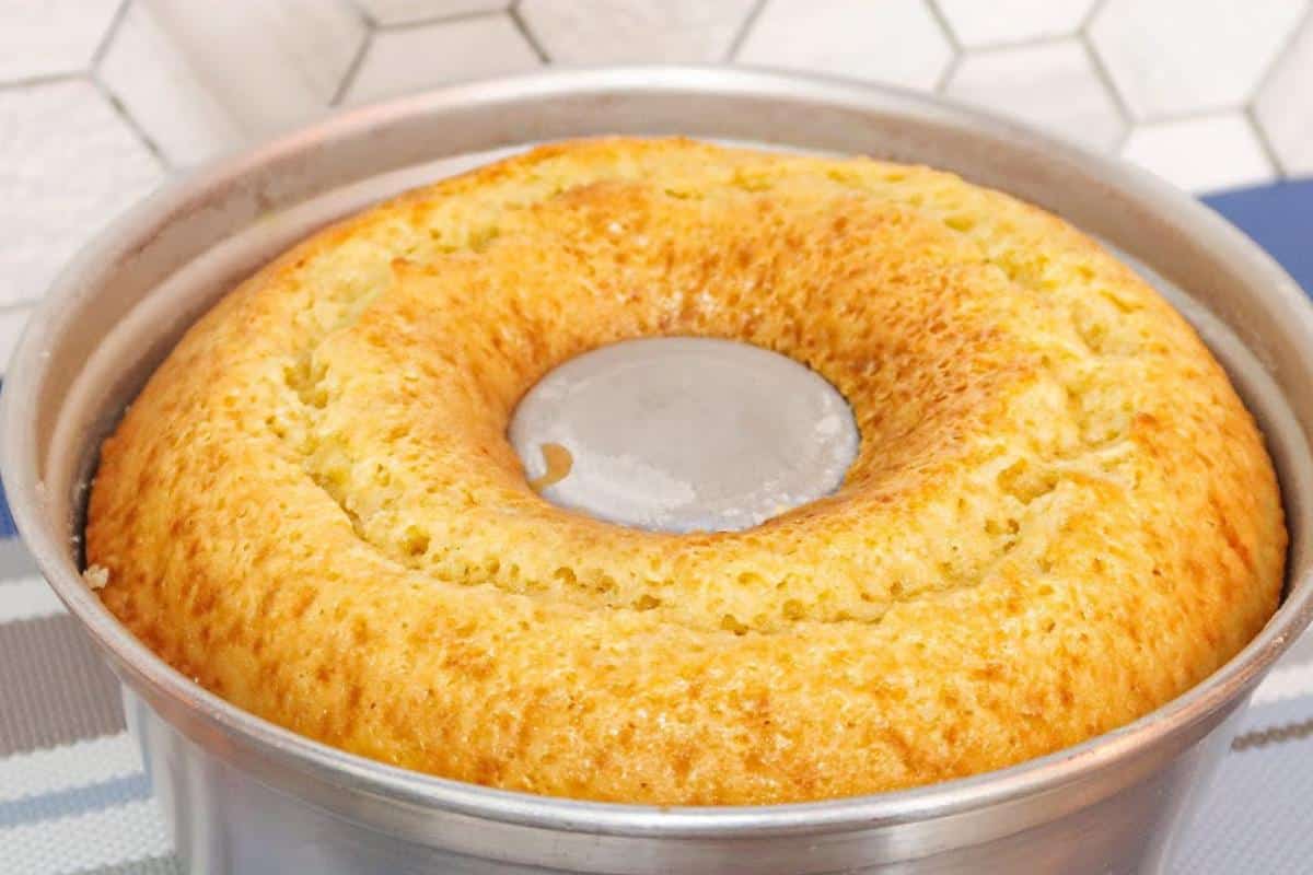 Bolo de iogurte bem fofinho e macio para você servir com um cafezinho