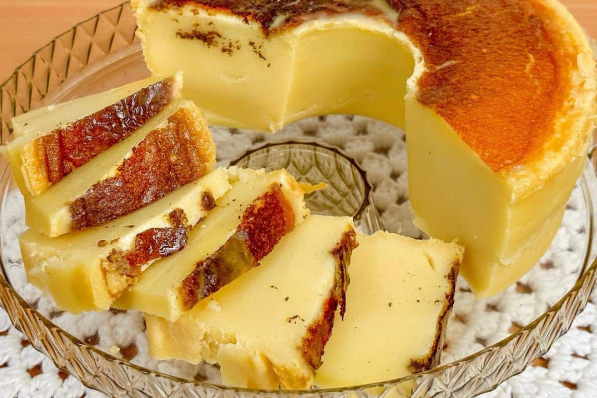 Bolo de leite tão cremoso que até parece um pudim