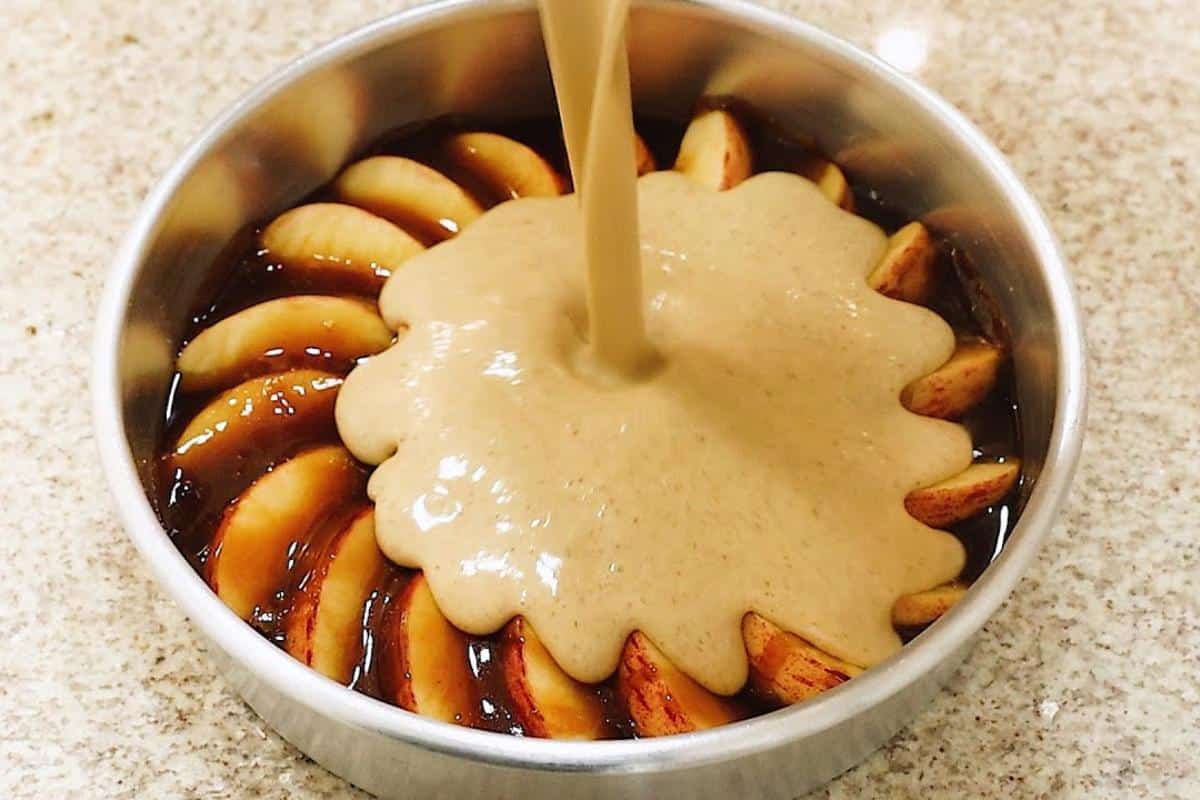 Bolo de maçã de confeitaria muito gostoso e fácil de preparar