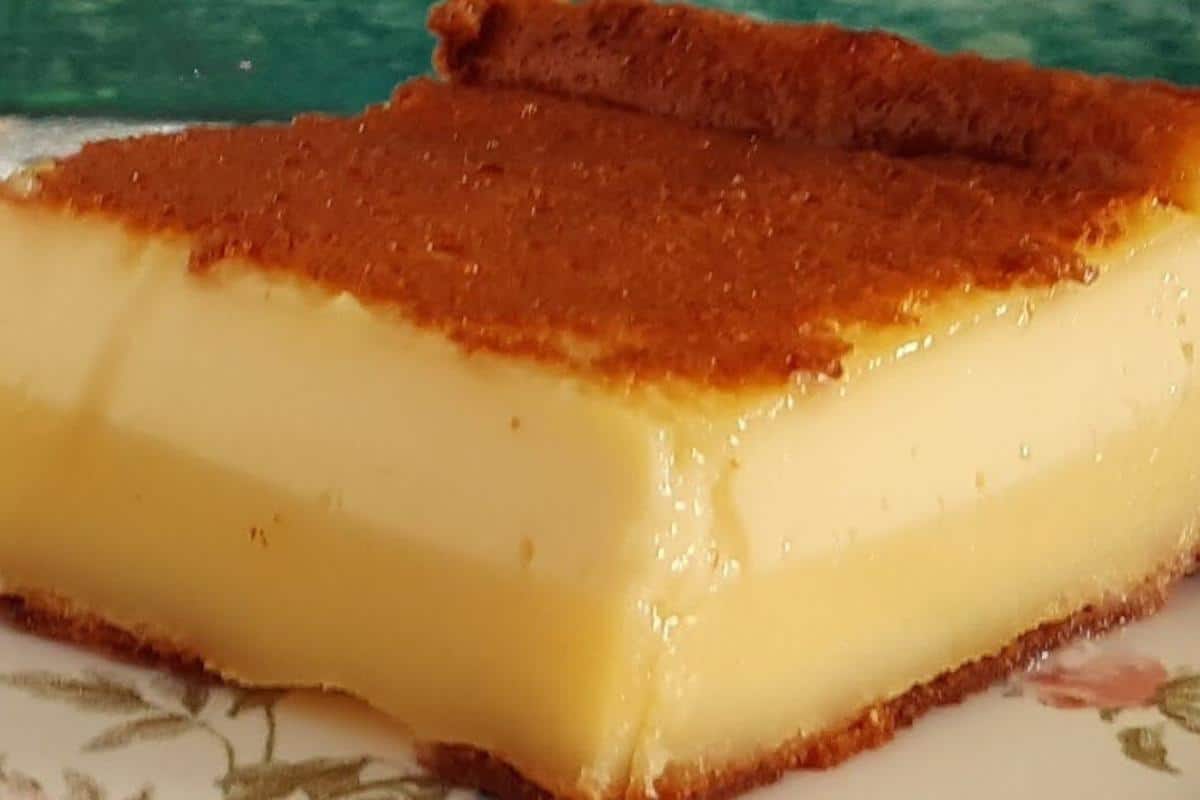 Bolo de maisena recheado que já sai assim do forno delicioso para o lanche da tarde