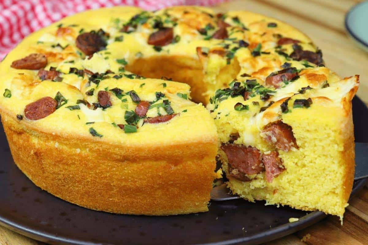 Bolo de milho salgado para servir no lanche da tarde ou substituir o jantar