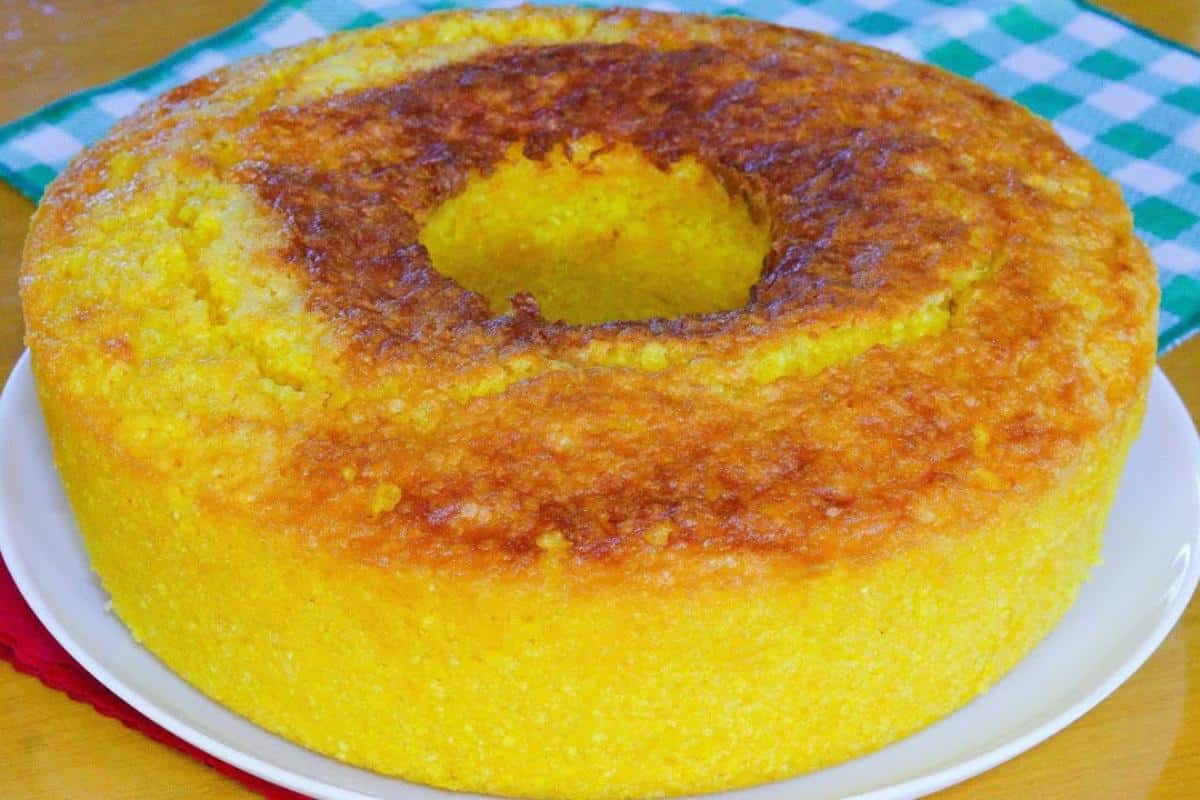 Bolo de milho sem trigo feito na roça para o lanche da tarde