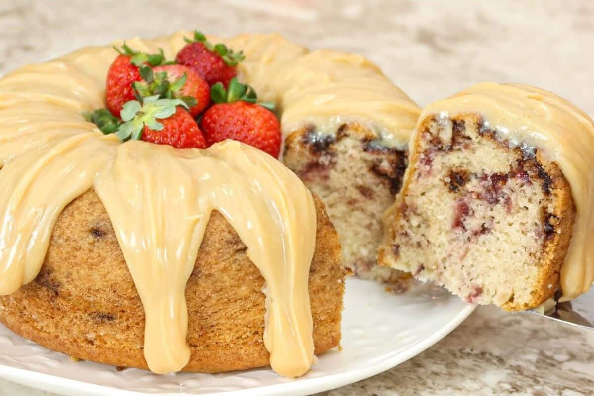 Surpreenda todo mundo com esse bolo de morango delicioso no lanche da tarde