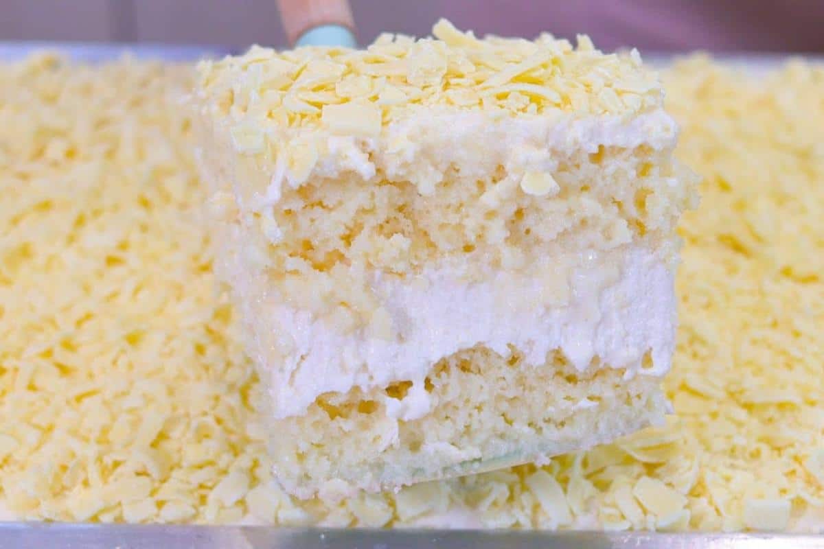 Bolo gelado de chocolate branco uma maravilha que dá na água na boca só de olhar