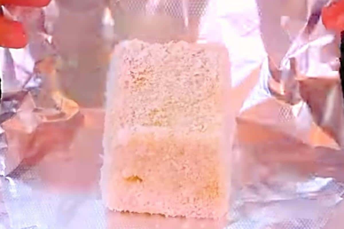 Bolo gelado de coco dos anos 90 enrolado em papel alumínio nas festas de aniversário