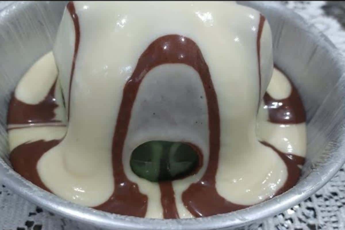 Coloque uma garrafa pet na assadeira e faça um delicioso bolo mesclado para o café