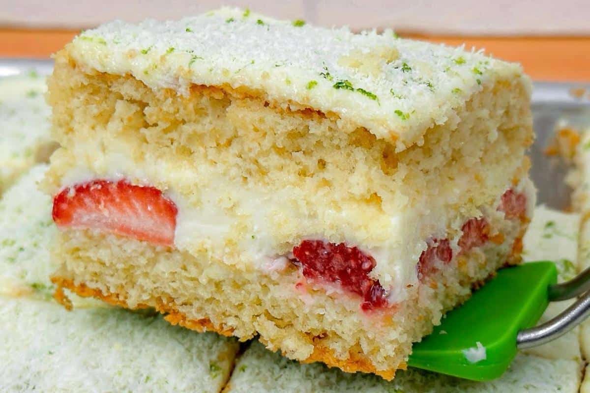Bolo mousse de limão com morango que minha mãe me ensinou e é maravilhoso