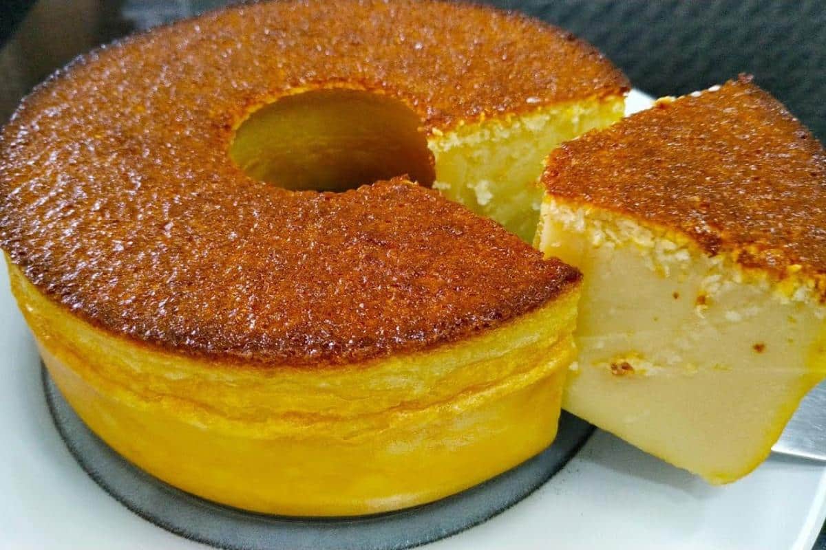 Bolo nordestino que usa poucos ingredientes e não dá trabalho de fazer