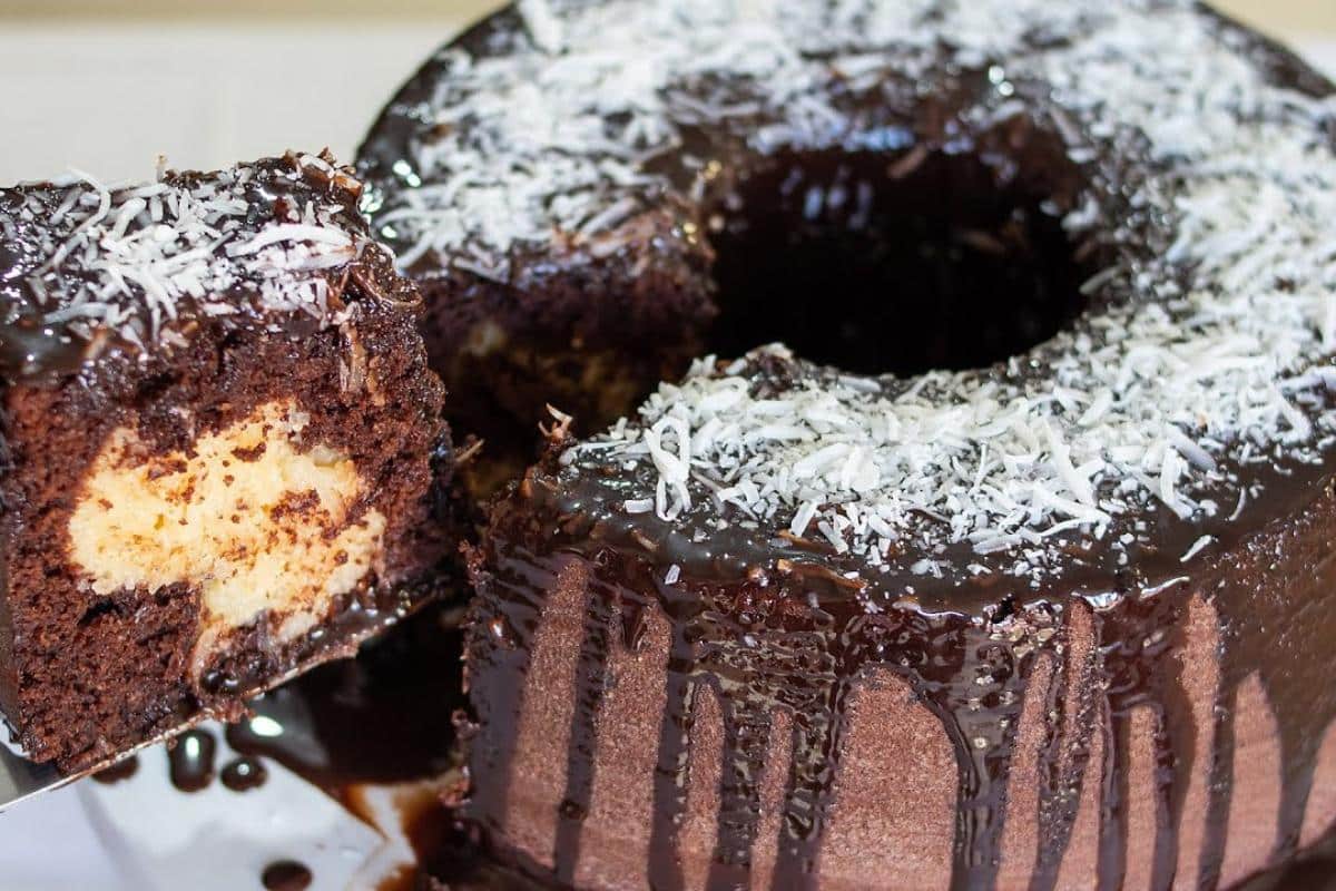 Bolo prestígio molhadinho que já sai do forno recheado