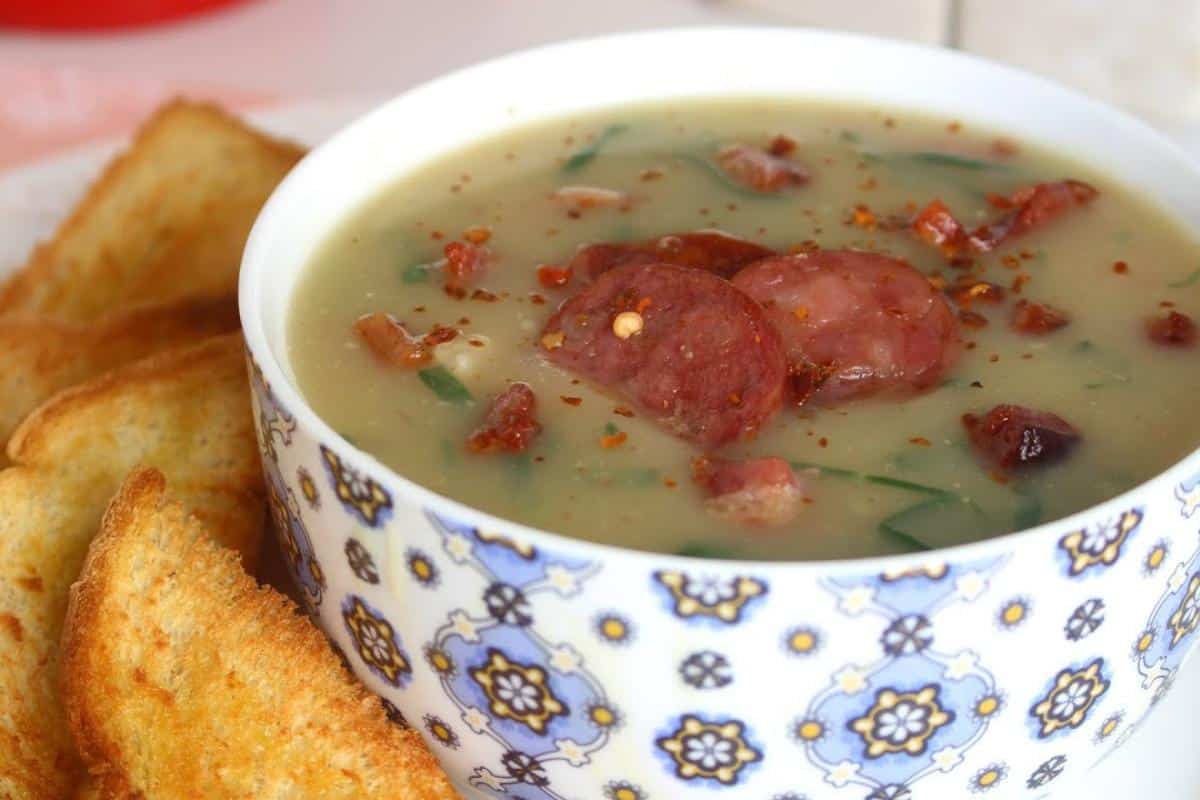 Os dias mais frios já estão chegando, olha só essa receita de caldo verde super saboroso.