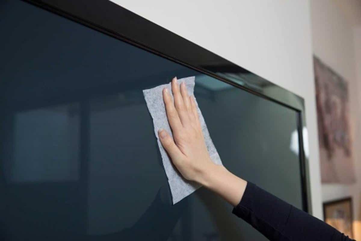 Como limpar tela de tv de um jeito que não deixa manchas