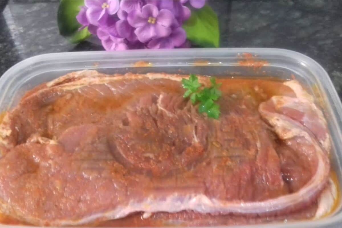 Como temperar bife de um jeito que fica mais macio e suculento