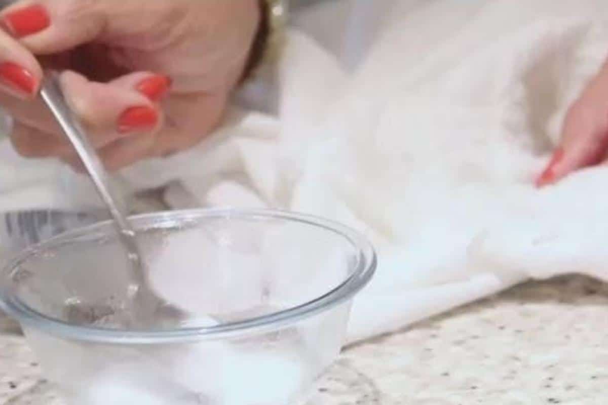 Como tirar mancha de desodorante da roupa com uma misturinha fácil e barata