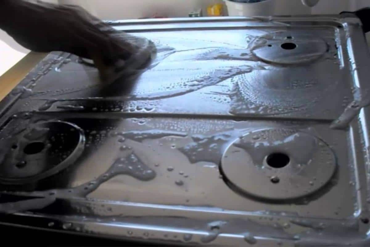 Como tirar manchas do fogão e deixar brilhando depois do almoço das visitas de domingo