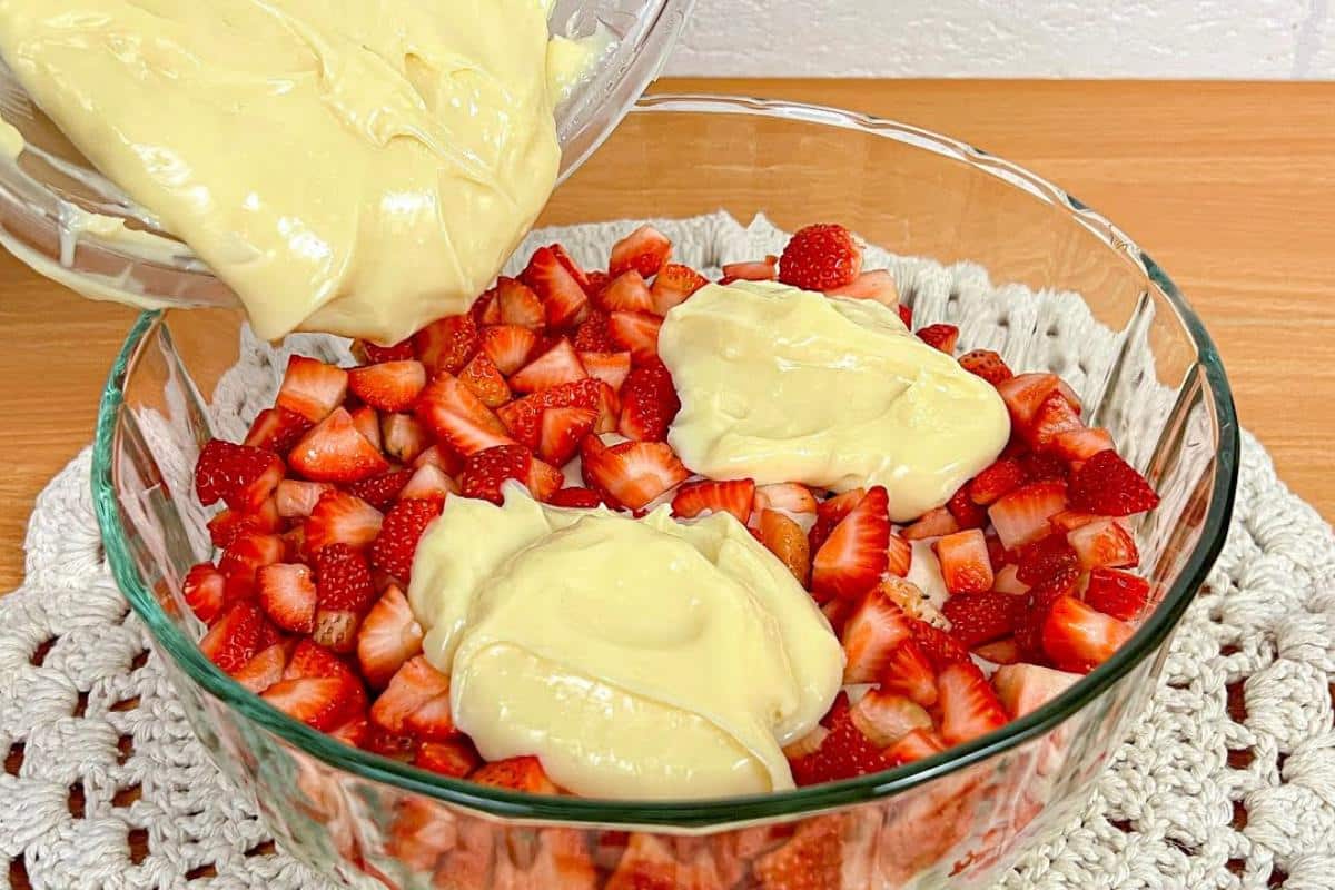 Creme belga com morango é só misturar tudo e servir geladinho no dia das mães