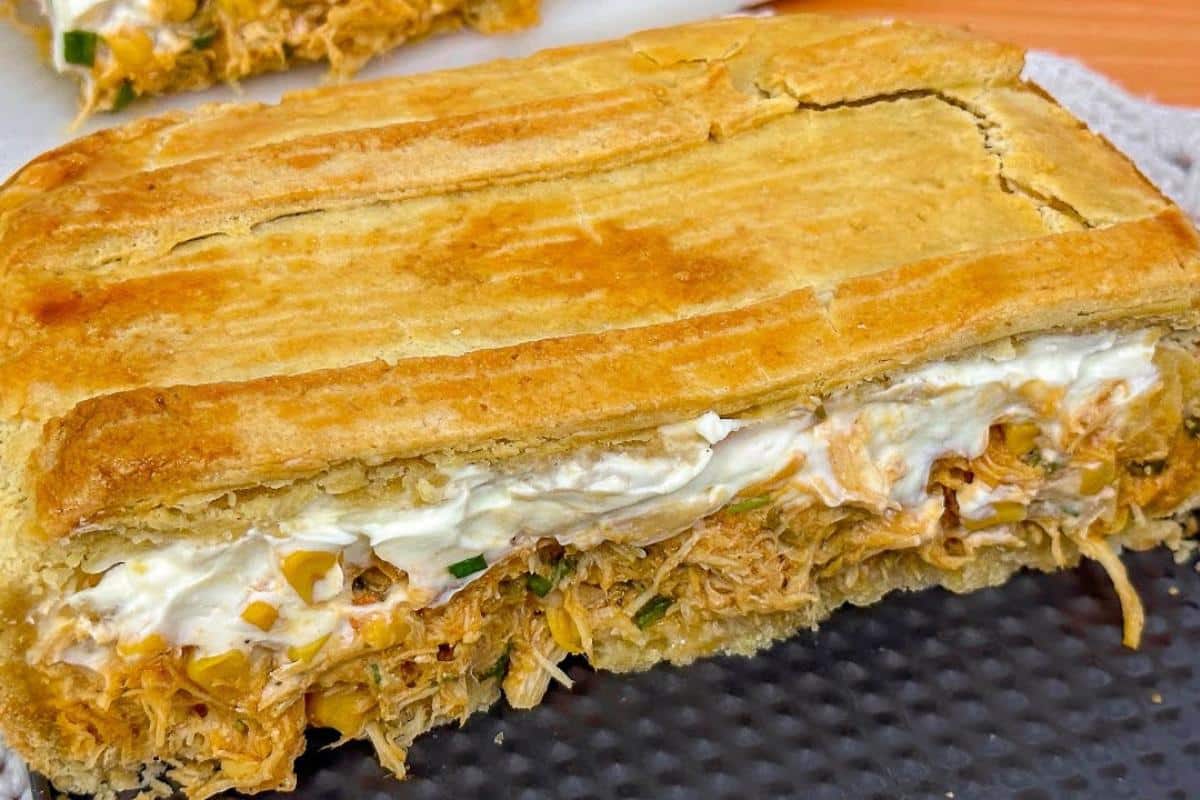 Empadão de frango cremoso com uma massa perfeita sem defeitos