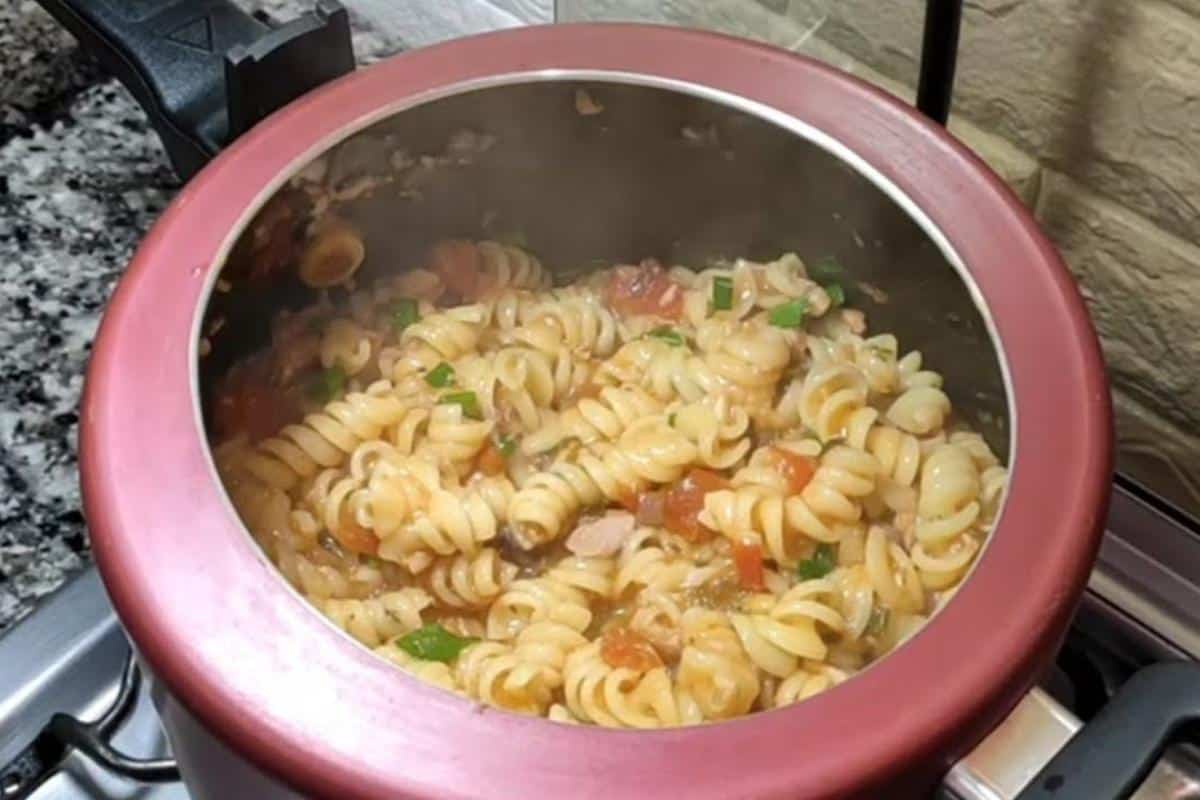 Quando estou sem tempo para cozinha faço esse macarrão com atum em 3 minutos na pressão