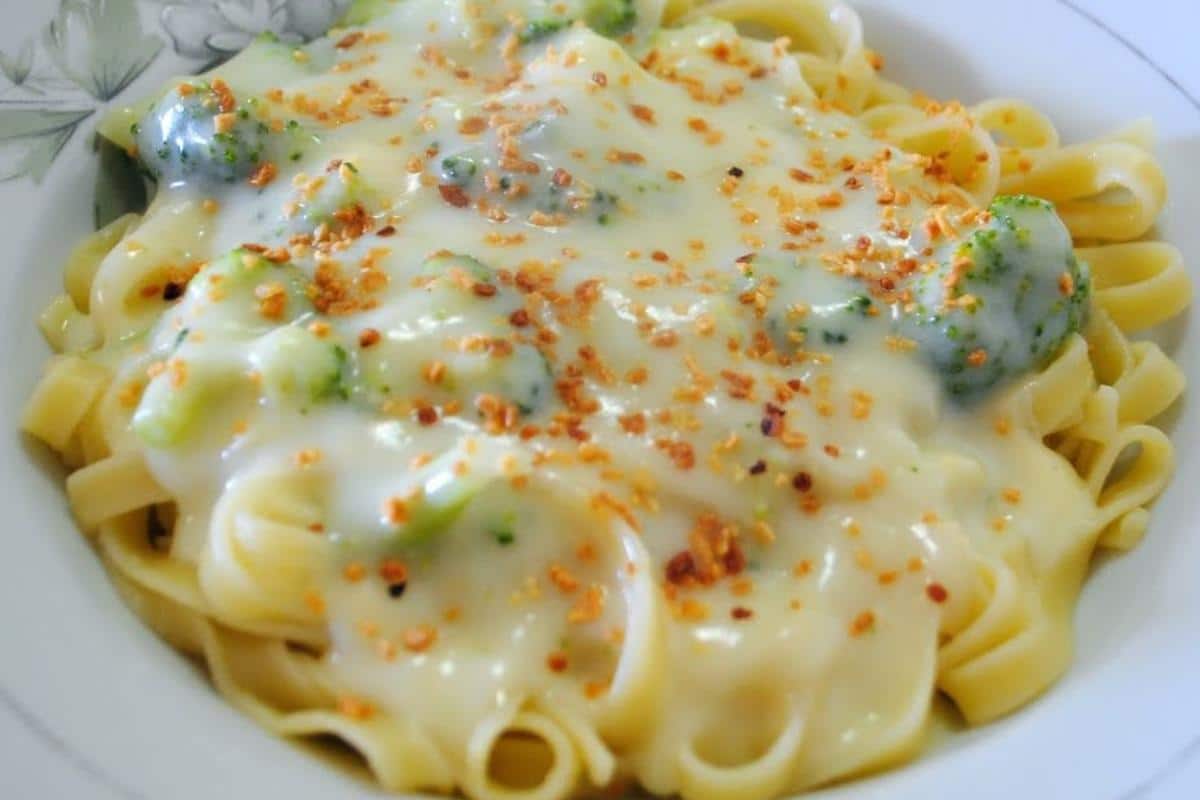 Especial de dia das mães: macarrão com brócolis e molho branco