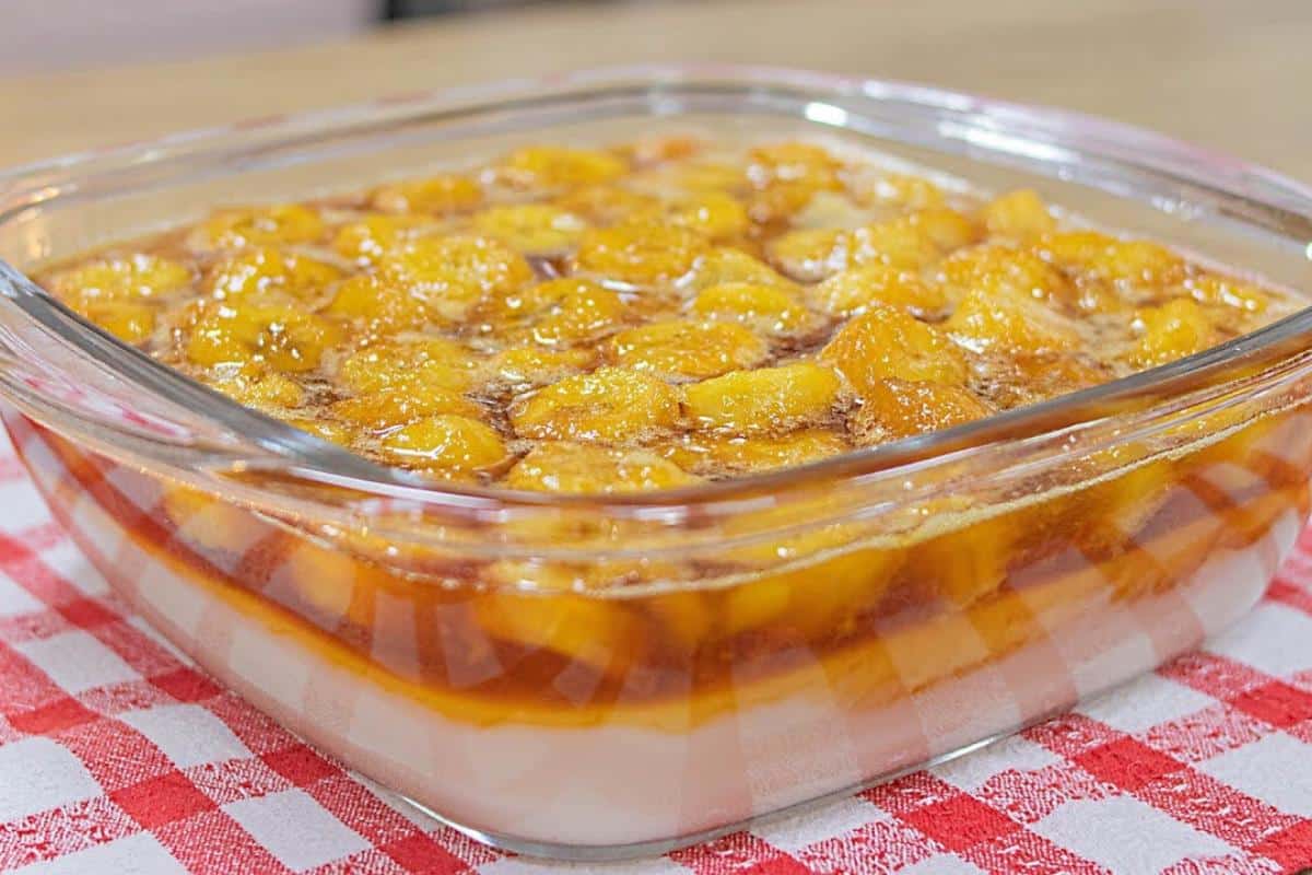 Manjar com calda de banana que não precisa colocar leite condensado