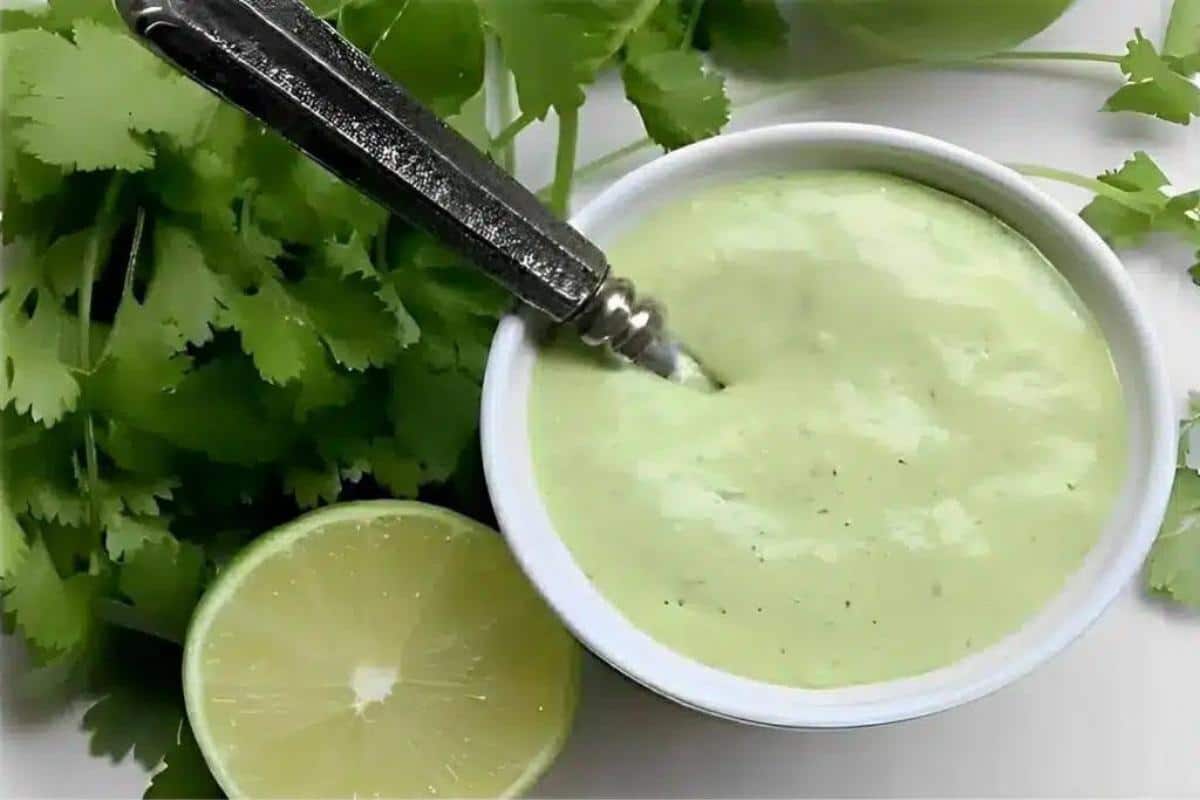Molho verde de alho para acompanhar qualquer prato do seu dia, no churrasco fica delicioso