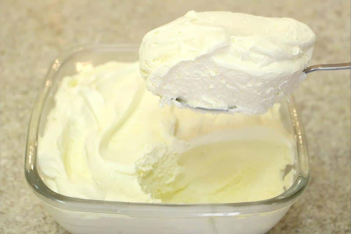 Mousse de leite ninho daqueles bem cremosão e feito com poucos ingredientes