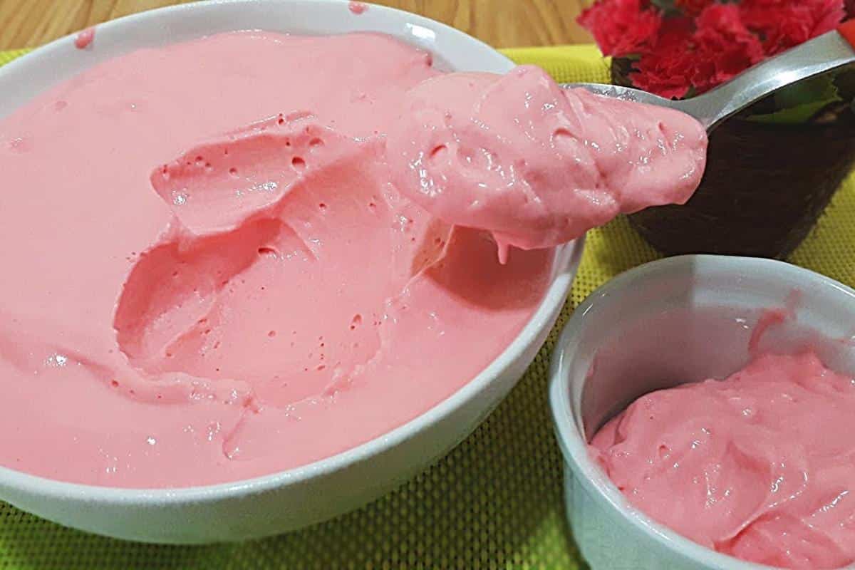 Mousse de morango cremoso e feito com poucos ingredientes ótima opção para o dia das mães