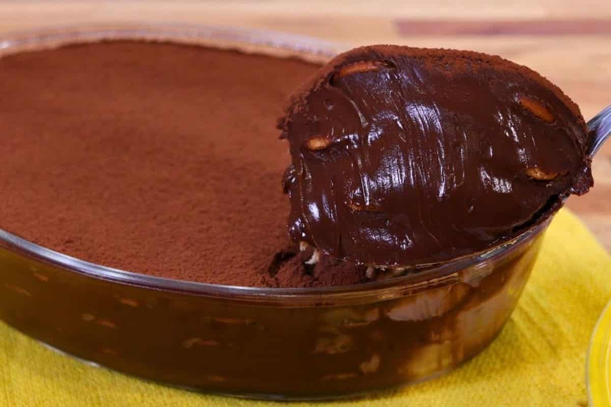 Pavê de chocolate cremosão e chocolatudo para sua sobremesa de domingo