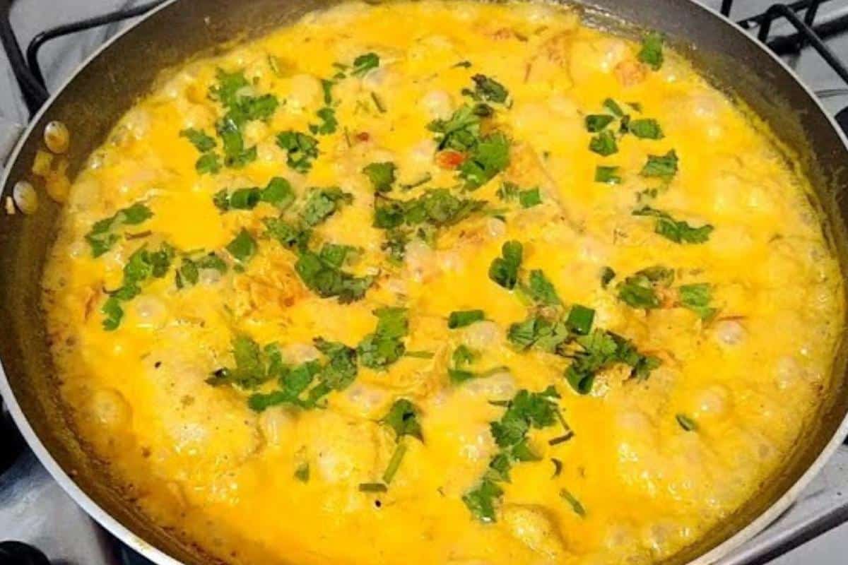 Peixe ao molho com leite de coco muito bem temperado e cheio de sabor