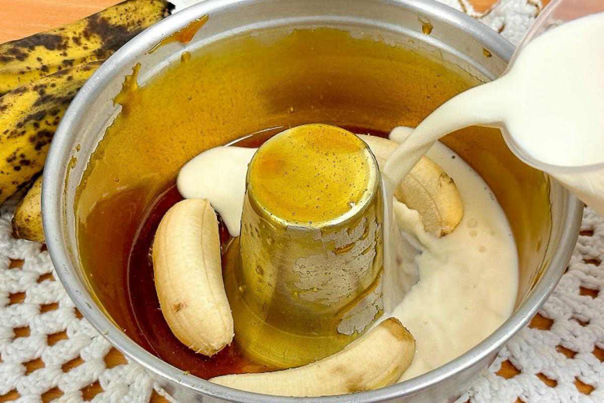 Pudim com banana sem leite condensado com uma consistência leve e muito cremosa