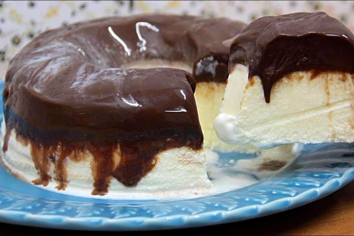 Pudim de sorvete com coco para servir como sobremesa de dia das mães