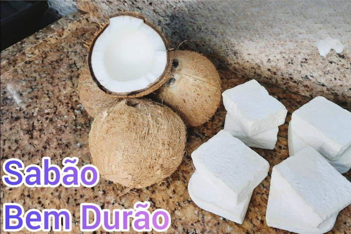 Sabão caseiro de leite de coco para deixar suas roupas mais limpas e cheirosas
