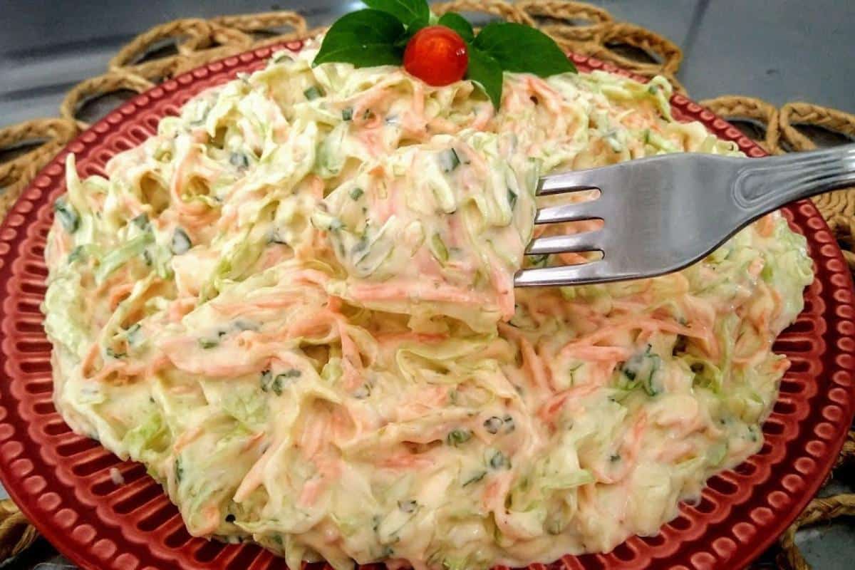 Salada de repolho americana super cremosa para acompanhar seu almoço de dia das mães