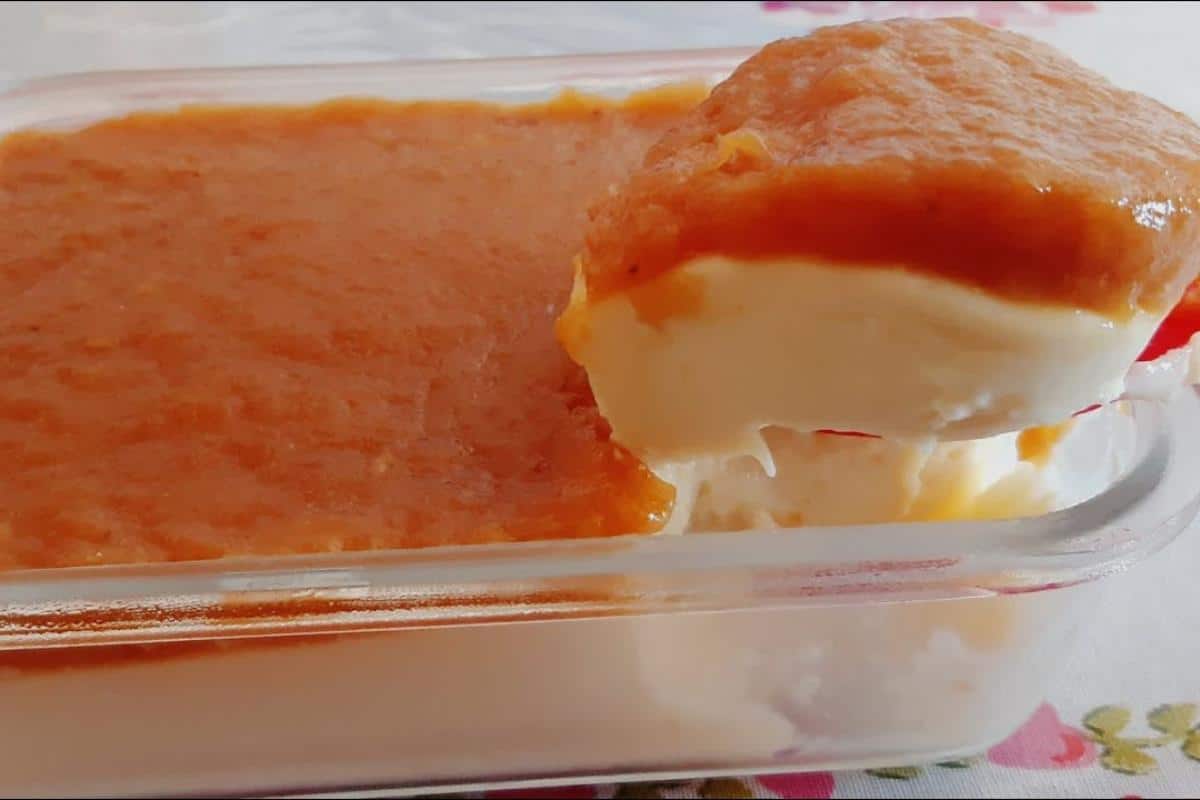 Sobremesa de banana de duas camadas coloque nas suas opções para seu dia das mães