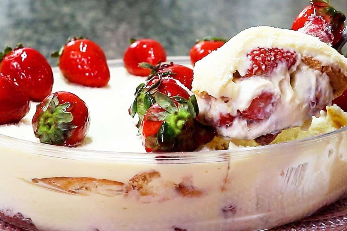 Sobremesa de leite ninho com morango que uma confeiteira profissional me ensinou