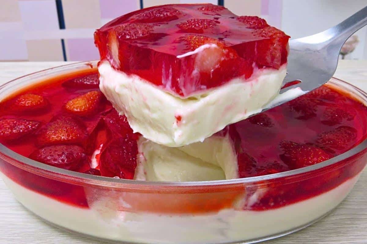 Sobremesa de morango de duas camadas uma sobremesa perfeita para o dia das mães